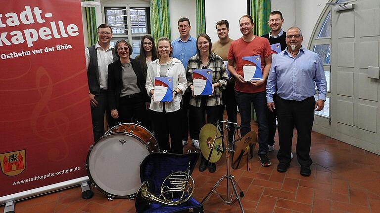 Auf dem Foto Steven Grötsch (2. Vors.), Monika Weber (1. Vors.), Tamara Krauß, Hanna Weber, Peter Schaub, Nathalie Grief, Leon Schneider, Fabian Allgeier, Johannes Ebert und Bernhard Friedl (stellvertr. Kreisvorsitzender NBMB).