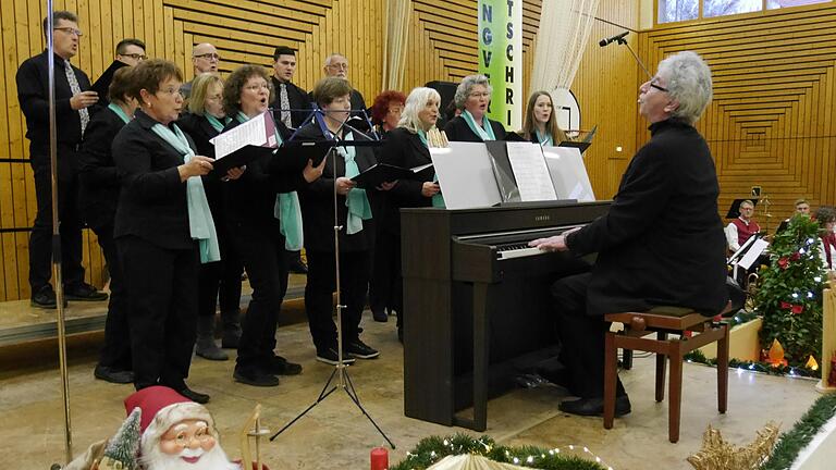 Weihnachtslieder in Schwarz-Grün: Der Gesangverein Fortschritt hatte zum Gemeinschaftskonzert für den guten Zweck eingeladen.