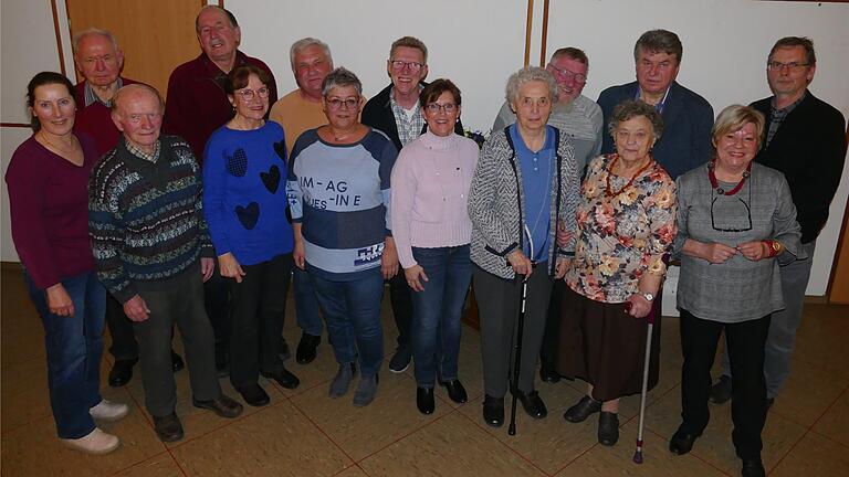 Die geehrten Mitglieder des VdK-Ortsvereins Mainstockheim und die Laudatoren Klaus-Peter Mai (rechts) und Vorsitzende Clarissa Schmaderer (davor)