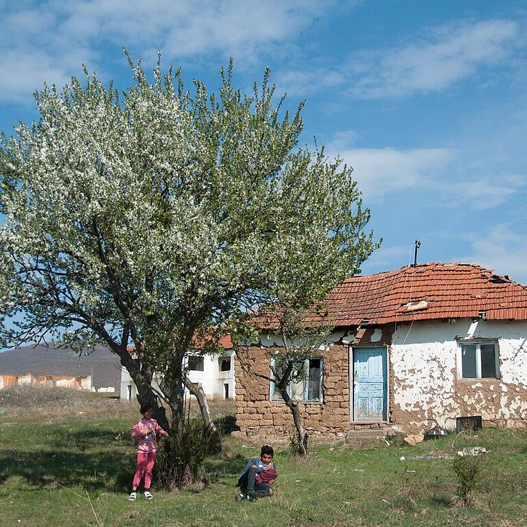 Das Foto entstand im Jahr 2019 in Gracanica im Rahmen eines Fotoprojekts (Art of living) mit den Kindern. Es zeigt ein Haus im Romaviertel.