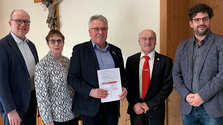 Das Foto zeigt (von links): Bürgermeister Achim Höfling, Elfriede Roth, Paul Schaub, Klemens Hoßmann, Mathias Rudolph. Das Foto zeigt (von links): Bürgermeister Achim Höfling, Elfriede Roth, Paul Schaub, Klemens Hoßmann, Mathias Rudolph.