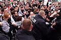 Propalaestinensische_83836041.jpg       -  Polizisten und Teilnehmer einer pro-palästinensischen Demonstration geraten am Sonntag im Stadtteil Charlottenburg aneinander. Nachdem dort mehrere Personen verletzt wurden, meldet sich nun der Berliner Senat zu Wort.