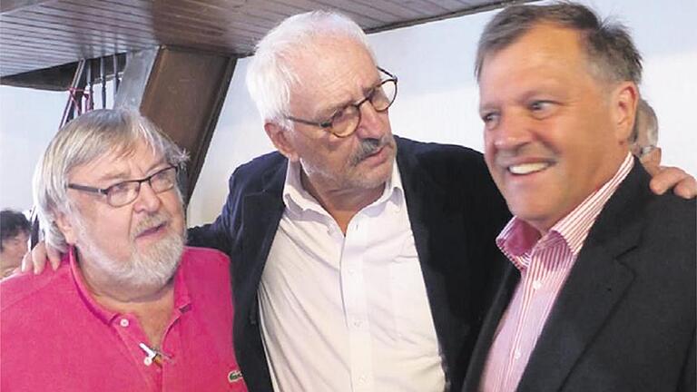 Günther Maria Halmer (Mitte) war Gast bei Theo Steinbrenner (links) und trug sich ins Goldene Buch der Gemeinde bei Bürgermeister Elmar Henke ein.