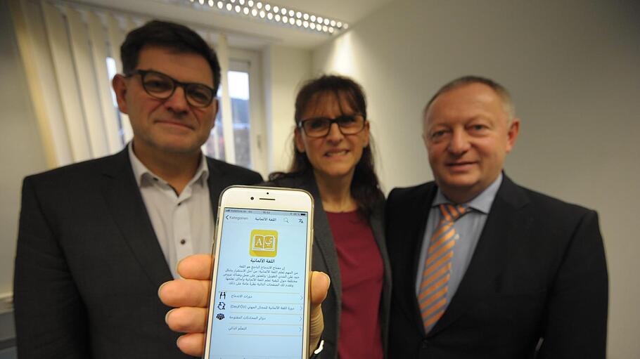 Integreat: Mit einem digitalen Führer für die Erfordernisse des Alltags will der Landkreis Bad Kissingen Asylsuchenden und Zugewanderten das Zurechtkommen im manchmal komplizierten neuen Leben erleichtern. Im Bild von links nach rechts Stefan Seufert, Andrea Herzer und Landrat Thomas Bold.  Foto: Siegfried Farkas       -  Integreat: Mit einem digitalen Führer für die Erfordernisse des Alltags will der Landkreis Bad Kissingen Asylsuchenden und Zugewanderten das Zurechtkommen im manchmal komplizierten neuen Leben erleichtern. Im Bild von links nach rechts Stefan Seufert, Andrea Herzer und Landrat Thomas Bold.  Foto: Siegfried Farkas