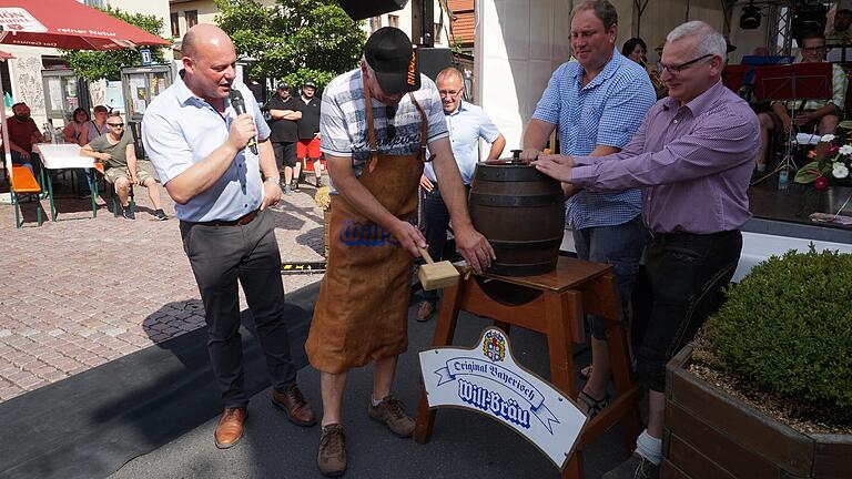 Bieranstich zum Bischofsheimer Stadtfest: der stellvertretende Ortswehrführer aus Heide-Holstein Hartmut Wiechmann (zweiter von links) stach das erste Fass an, unterstützt von Bürgermeister Georg Seiffert (links), Michael Roßhirt vom Verein lebendiges Bischofsheim und Tourismusreferent Gerhard Nägler (rechts).