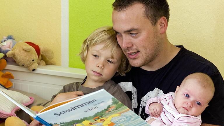 Vorlesen und erzählen sind wichtige Bausteine fürs Erlernen der Sprache, aber auch für die Eltern-Kind-Bindung. Darauf legt die Integrationsarbeit in Karlstadt großen Wert. Hier ein Symbolbild. Vorlesen und erzählen sind wichtige Bausteine fürs Erlernen der Sprache, aber auch für die Eltern-Kind-Bindung. Darauf legt die Integrationsarbeit in Karlstadt großen Wert. Hier ein Symbolbild.