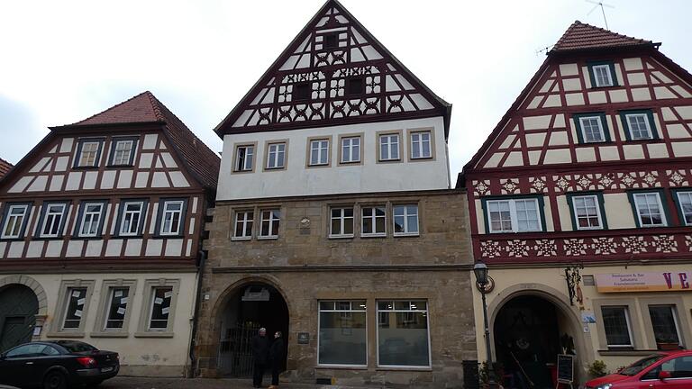 Im Erdgeschoss dieses Fachwerkhauses (Mitte) am Eberner Marktplatz hat die Landesbaudirektion Bayern derzeit Büroräume. Im Erdgeschoss dieses Fachwerkhauses (Mitte) am Eberner Marktplatz hat die Landesbaudirektion Bayern derzeit Büroräume.