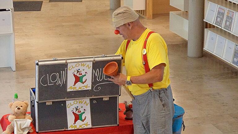 Clown Muck sorgte zum Abschluss des Sommerferienclubs für viele lustige Momente in der Stadtbibliothek Marktheidenfeld.