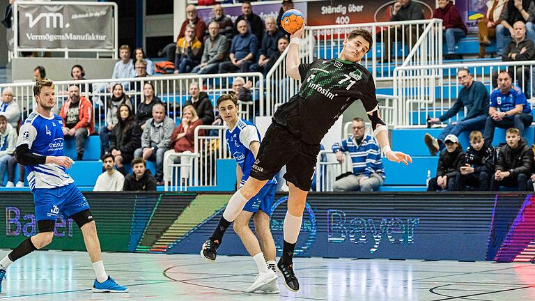 Oliver Seidler (am Ball) war mit sieben Toren aus sieben Versuchen bester Werfer der Wölfe Würzburg beim TSV Bayer Dormagen, konnte die Niederlage aber auch nicht verhindern. Oliver Seidler (am Ball) war mit sieben Toren aus sieben Versuchen bester Werfer der Wölfe Würzburg beim TSV Bayer Dormagen, konnte die Niederlage aber auch nicht verhindern. 
