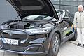 Hubert P. Büchs ist ein großer Verfechter der Elektromobilität. Das Foto zeigt ihn neben dem 'Ford Mustang Mach-E', einem elektrischen Versuchsfahrzeug, das völlig neu nach dem Thermomanagement umgebaut wurde.
