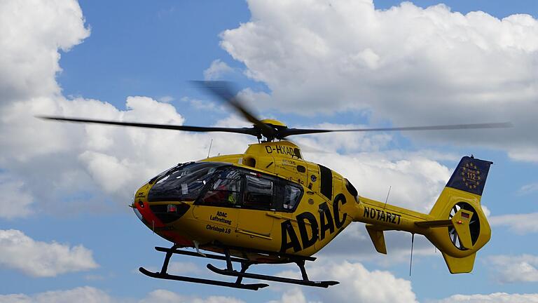 Durch den Neubau des Krankenhausgebäudes in Ochsenfurt ist das Leuchtfeuer des Hubschrauber-Landeplatzes nicht mehr von überall aus sichtbar. Die ADAC-Luftrettung - unser Foto zeigt Christoph 18 - hat den Zweckverband für Rettungsdienst und Feuerwehralarmierung darüber informiert. Durch den Neubau des Krankenhausgebäudes in Ochsenfurt ist das Leuchtfeuer des Hubschrauber-Landeplatzes nicht mehr von überall aus sichtbar. Die ADAC-Luftrettung - unser Foto zeigt Christoph 18 - hat den Zweckverband für Rettungsdienst und Feuerwehralarmierung darüber informiert. 