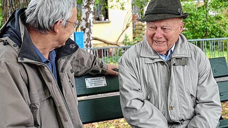 Der 90-jährige Hans Rupprecht (rechts) trifft sich gern mit Herbert Stapff, mit dem er darüber diskutiert, wie die Nahversorgung für ältere Menschen auf der Keesburg verbessert werden kann. Der 90-jährige Hans Rupprecht (rechts) trifft sich gern mit Herbert Stapff, mit dem er darüber diskutiert, wie die Nahversorgung für ältere Menschen auf der Keesburg verbessert werden kann.