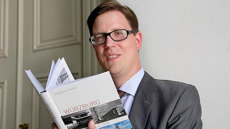 Kunsthistoriker Johannes Sander mit seinem Buch &bdquo;Würzburg. Architektur seit 1918.&ldquo;Foto: Theresa Müller
