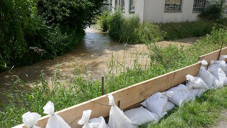 Er ist nach den Unwettern vom Freitag nicht über die Ufer getreten: Der Westheimer Bach im Altort von Knetzgau. Die Anwohner können erst einmal aufatmen. Er ist nach den Unwettern vom Freitag nicht über die Ufer getreten: Der Westheimer Bach im Altort von Knetzgau. Die Anwohner können erst einmal aufatmen.