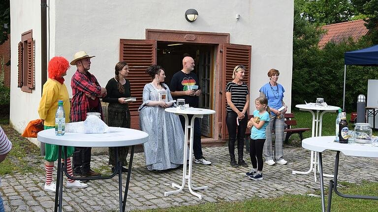 An sieben außergewöhnlichen Leseorten stellten Freunde der Bücherei Bücher vor (von links): Beate Klühspies, Erwin Amend, Verena Werthmann, Nicole Schmitt, Rainer Schäfer, Carolin Schaub und Kerstin Vorndran-Ott