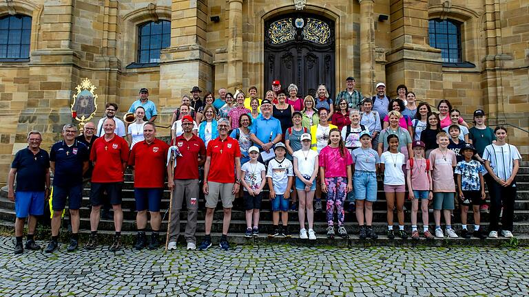 Die Frankenwinheimer Wallfahrtsgruppe vor der Basilika in Vierzehnheiligen.