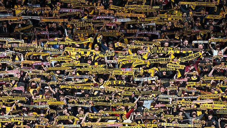 Traditionsclubs in der 3. Liga       -  Die vielen Traditionsclubs in der 3. Liga wie zum Beispiel Dynamo Dresden dürften für volle Stadien in der neuen Saison sorgen.