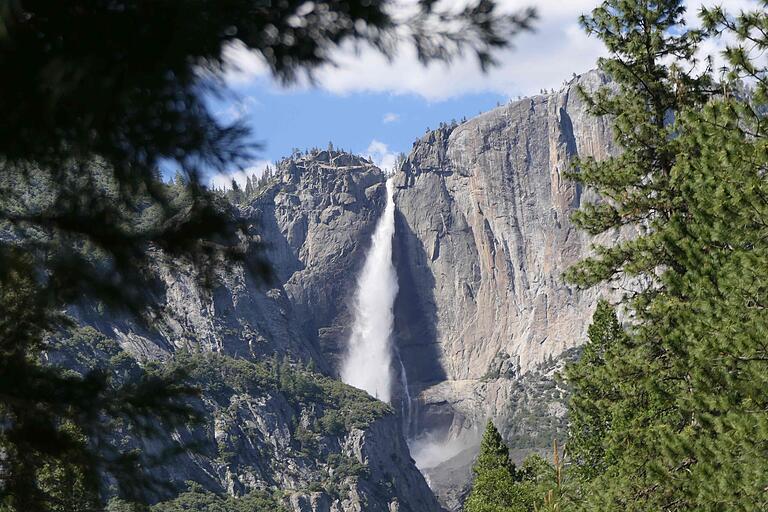 Malerisch stürzt dieser Wasserfall im Yosemite-Nationalpark in die Tiefe. Malerisch stürzt dieser Wasserfall im Yosemite-Nationalpark in die Tiefe.