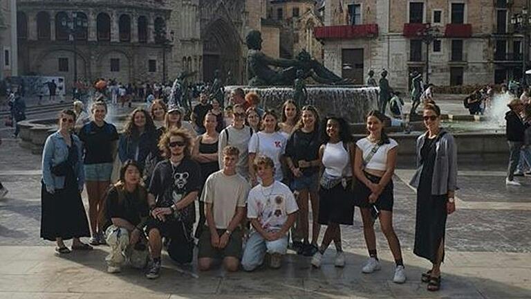 Die Gruppe in der historischen Altstadt Valencias, zusammen mit ihren Lehrerinnen Lisa Bergmann (links) und Carola Englert (rechts).