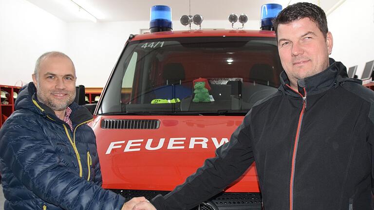 Der neue Jugendwart Sascha Bauer (links) wurde vom ersten Feuerwehrkommandanten Jürgen Landauer begrüßt.