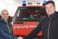 Der neue Jugendwart Sascha Bauer (links) wurde vom ersten Feuerwehrkommandanten Jürgen Landauer begrüßt.