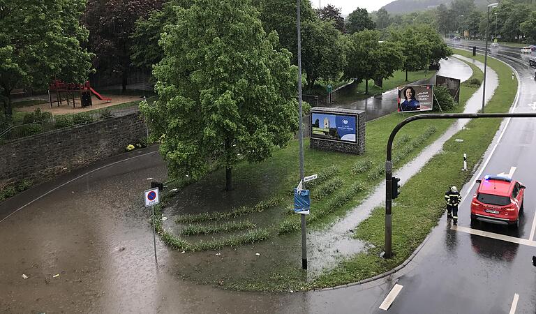 Nach dem starken Regen am Montagnachmittag waren die Meininger Straße und die Schweinfurter Straße in Bad Neustadt (Lkr. Rhön-Grabfeld) teilweise überschwemmt. Nach dem starken Regen am Montagnachmittag waren die Meininger Straße und die Schweinfurter Straße in Bad Neustadt (Lkr. Rhön-Grabfeld) teilweise überschwemmt.