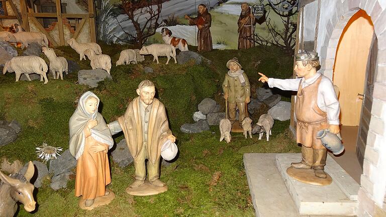 Die Herbergssuche: Der Wirt weist Josef mit der schwangeren Maria die Tür. Im Stall ist noch Platz. Im Hintergrund schaut ein Hirte überrascht zu. Die beiden Franziskaner gehen mit Bernhardiner Josef spazieren.