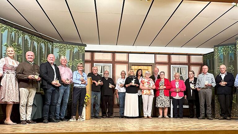 Mehrere 100 Jahre Theaterspiel standen in Wegfurt auf der Bühne.