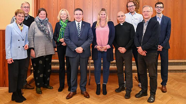 Im Austausch anlässlich des jährlichen Gesprächs zwischen den Spitzen von Kreis und Kirchen (von links): Sozialdezernentin Elisabeth Krug, Regionalleiter Ulf-Dietrich Schwarz (Caritas Heilbronn-Hohenlohe), die Dekaninnen Wibke Klomp und Renate Meixner, Landrat Christoph Schauder, Diakonie-Geschäftsführerin Aleit-Inken Fladausch-Rödel, Dekan Thomas Holler, Caritas-Vorstandsmitglied Bastian Weippert, Dekan Rüdiger Krauth und Dekanatsreferent Jonatan Burger.