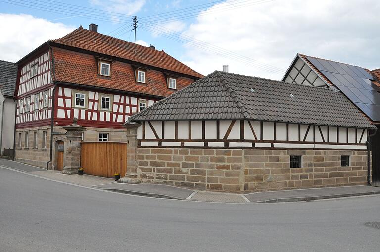 Der ehemalige Bauernhof in der Ortsmitte von Ueschersdorf erstrahlt dank Johannes und Verena Schäfer in neuem Glanz. Der ehemalige Bauernhof in der Ortsmitte von Ueschersdorf erstrahlt dank Johannes und Verena Schäfer in neuem Glanz.