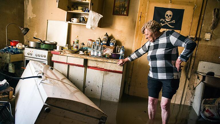 Hochwasser in Polen       -  Eine Frau steht in einer überfluteten Wohnung in der Stadt Lewin Brzeski im Süden Polens. (Foto aktuell)