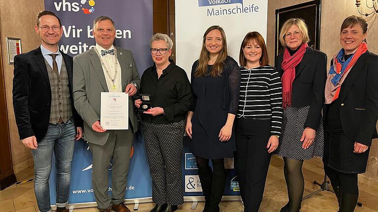 Feierstunde zur Ehrung der langjährigen vhs-Leiterin Susanne Holst-Steppat. v.l. Bürgermeister Thorsten Wozniak (Gerolzhofen), Bürgermeister Heiko Bäuerlein (Volkach), Susanne Holst-Steppat (Leiterin vhs Volkach), Cornelia Kröber (Leiterin vhs Gerolzhofen), Sigrid Klemenz (vhs Volkach), Renate Knaut (Bayerischer Volkshochschulverband) und Swantje Hahner (vhs Gerolzhofen). Feierstunde zur Ehrung der langjährigen vhs-Leiterin Susanne Holst-Steppat. v.l. Bürgermeister Thorsten Wozniak (Gerolzhofen), Bürgermeister Heiko Bäuerlein (Volkach), Susanne Holst-Steppat (Leiterin vhs Volkach), Cornelia Kröber (Leiterin vhs Gerolzhofen), Sigrid Klemenz (vhs Volkach), Renate Knaut (Bayerischer Volkshochschulverband) und Swantje Hahner (vhs Gerolzhofen).