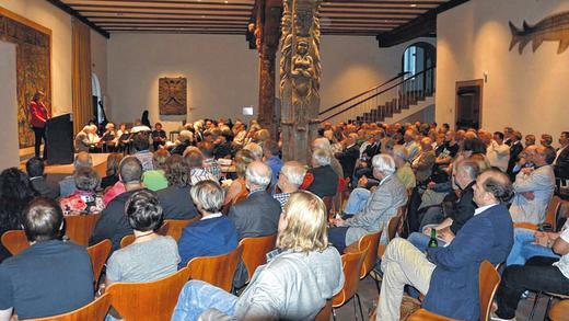 Volles Haus: 250 Zuhörer interessierten sich in der Rathausdiele für die Veranstaltung &bdquo;Schweinfurt gegen Geschichtsverfälschung &ndash; kein Preis für Ewiggestrige&ldquo;.