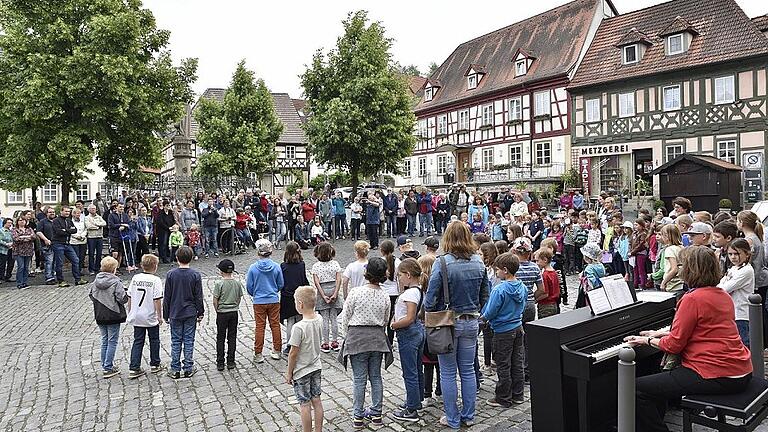 Kamen bei den Zuhörern gut an: Die gesungenen Lieder des Königsberger Glockenspiels.