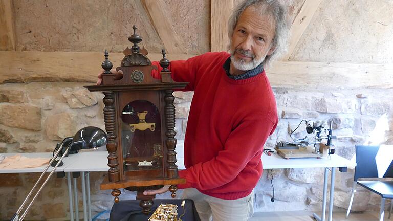 Beim Tag des Handwerks im Freilandmuseum Fladungen zeigte Rüdiger Schöning eine von ihm reparierte Uhr. Mit 300 Schwarzwalduhren in seinem Besitz gilt er als echter Uhrenliebhaber.