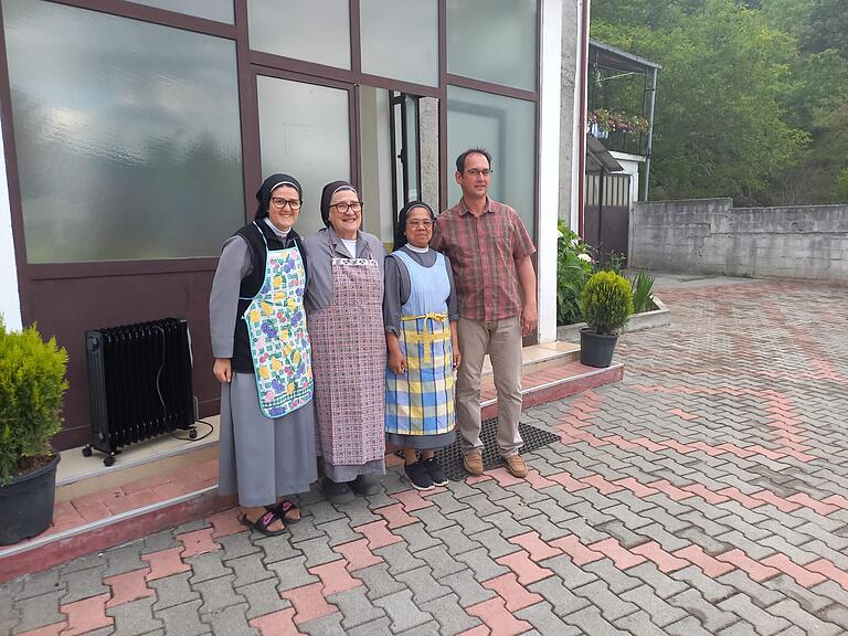 Sr. Toline, Sr. Lea, Sr. Vanji und Volker Ortloff von &quot;Hassfurt hilft&quot;.