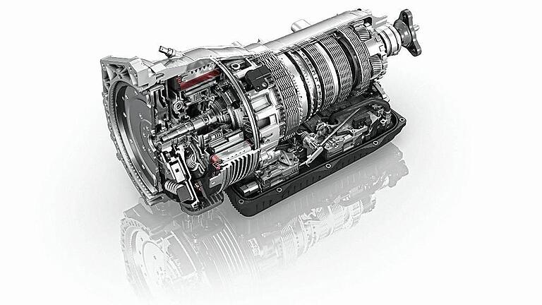 Das 8-Gang Plug-in-Hybridgetriebe von ZF: Hier sind die Komponenten Elektromotor, Kupplung(en), Torsionsdämpfer und Hydraulik platzsparend und effizient in das Getriebe eingepasst.