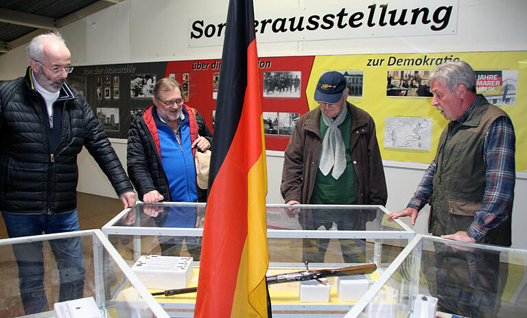 Viel Arbeit haben sich die Helfer des Vereins für Militär- und Zeitgeschichte mit seinem Museum in Stammheim gemacht, um die Sonderausstellung „Von der Monarchie über die Revolution zur Demokratie – 1918-1919-1920“ zusammenzustellen. Im Bild (von links): Fred Vogtmann, Walter Hamm, Museumshistoriker Wilhelm Pierau und Museumsleiter Günter Weisenseel.