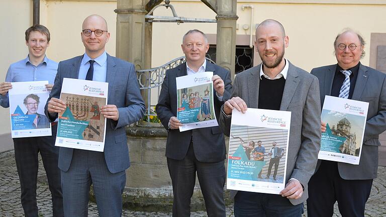 Die Jüdischen Kulturtage Bad Kissingen stehen vor der Tür. Die neuen Plakate präsentieren (von links) Projektleiter Michael Balk (Stadt), OB Dr. Dirk Vogel, Landrat Thomas Bold, Projektleiter Felix Gantner (Landkreis) und Kulturreferent Peter Weidisch.