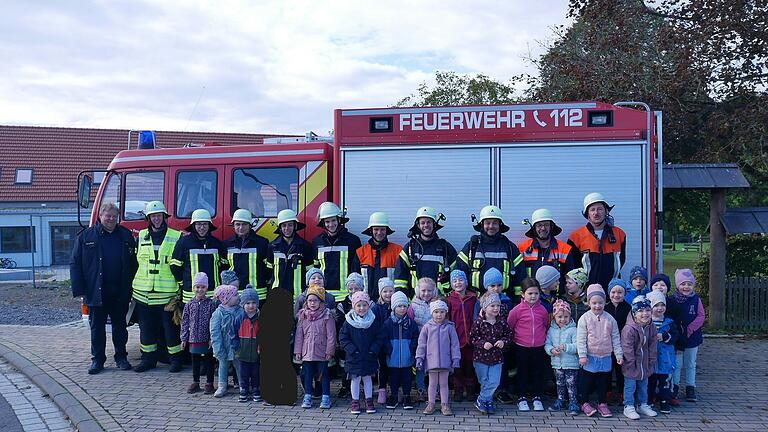 Auf dem Foto KBI Andreas Franz, 1. Kdt. Marco Erich, Feuerwehrkameraden Humprechtshausen und Kindergartenkinder Humprechtshausen.