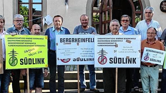 Ihren Unmut zur geplanten Stromtrasse und der Konverterhalle zeigten Mitglieder der Bergrheinfelder Bürgerinitiative gegen Südlink und Folgeprojekte vor der Gemeinderatssitzung im Zehnthof. Ihren Unmut zur geplanten Stromtrasse und der Konverterhalle zeigten Mitglieder der Bergrheinfelder Bürgerinitiative gegen Südlink und Folgeprojekte vor der Gemeinderatssitzung im Zehnthof.