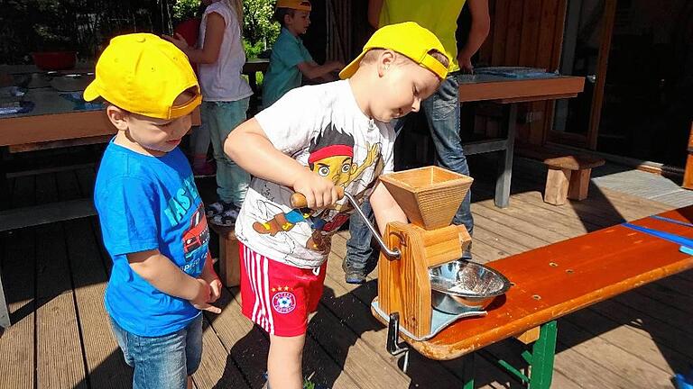 Brot und Butter selbst gemacht       -  (pa)   Wie aus dem Korn im Getreide schmackhaftes Brot entsteht und dass Butter weit mehr ist als ein abgepacktes Fertigprodukt im Kaufladen, erfuhren die vier- bis sechsjährigen Mädchen und Jungen des Reyersbacher Kindergartens hautnah. Im Rahmen des Projektes &bdquo;Brot & Butter&ldquo; besuchten sie das Naturvermittlungshaus am &bdquo;Schwarzen Moor&ldquo;, wo ihnen das Umwelt-Team zunächst den Ofen vorstellte. Im Gebäude selbst wurden ihnen die folgenden Arbeitsschritte erklärt. Dann durften die Kleinen selbst mit Hand anlegen: Getreidekörner mussten sortiert, die Körner mit Mahlsteinen zu Mehl gemahlen werden. Anschließend konnten die Kindergartenkinder verfolgen, wie aus dem Mehl, aus Wasser, Hefe und Gewürz ein Teig entsteht. Auch beim Formen der Brötchen und Kräuterfladen waren die Kinder mit Feuereifer dabei. Anschließend wurde Sahne kräftig zu Butter geschüttelt. Klar, dass nach getaner Arbeit Brötchen und Kräuterfladen wundervoll schmeckten.