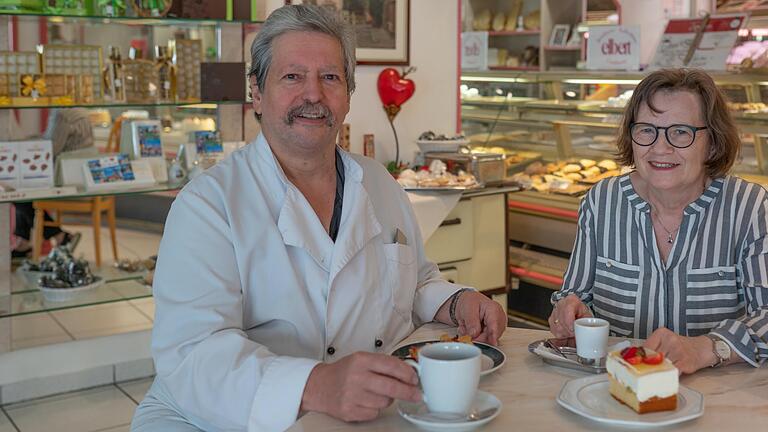 Ein seltenes Bild: Bernd und Rosi Elbert beim gemeinsamen Kaffeetrinken. Bald haben sie mehr Zeit dafür, denn nach vielen Jahren wollen sie ihr Café verkaufen.