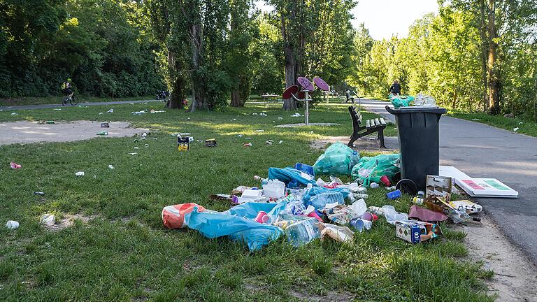 Ein Bild, das Würzburger Bürgerinnen und Bürgern besonders am Wochenende ins Auge sticht: Müllmassen und leere Flaschen liegen verstreut am Mainufer, wie hier am 13.Juni.