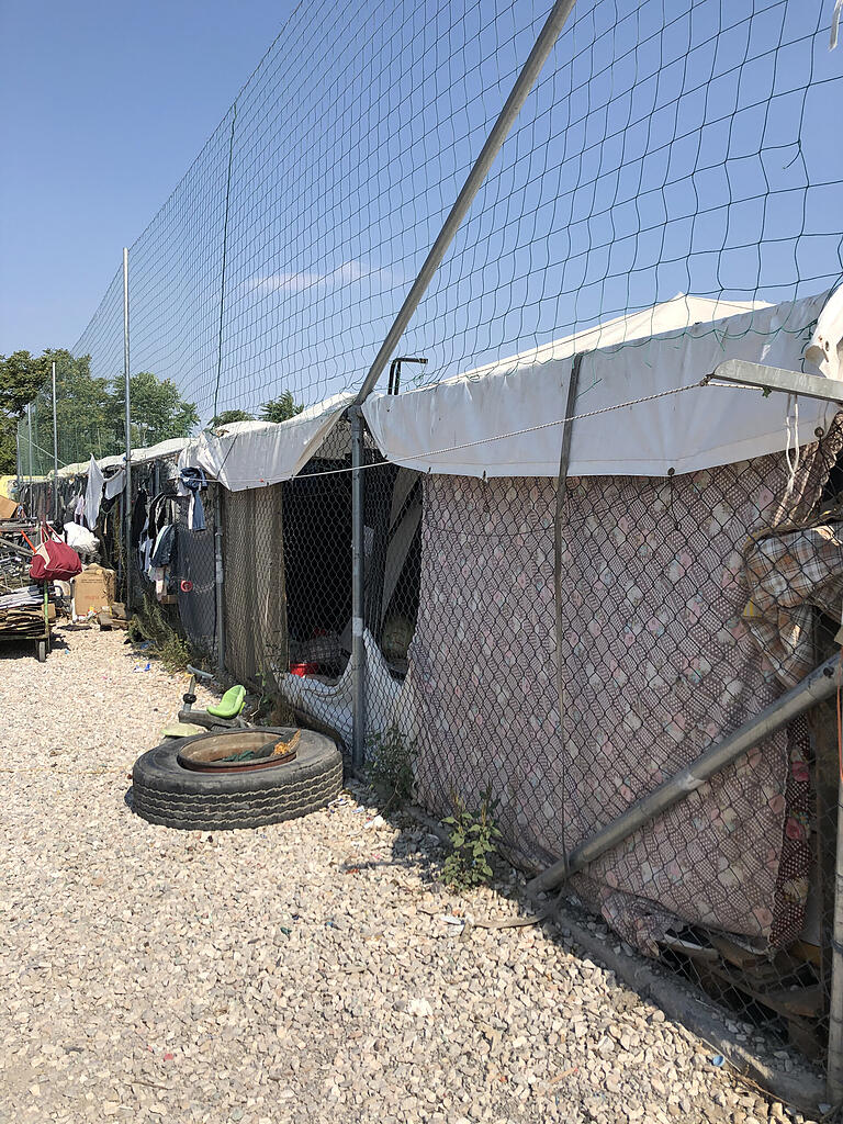 Das Camp Elenoas in Athen ist überfüllt. Die Menschen bauen sich notgedrungen ihre eigenen Unterkünfte.