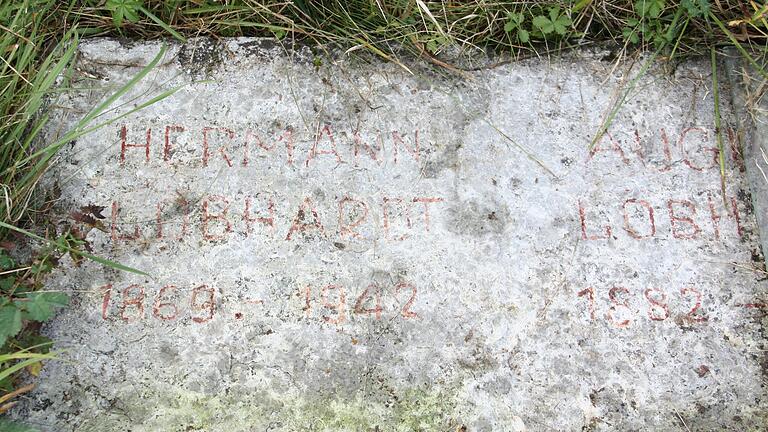 Die Grabplatte von Hermann Löbhardt wurde 2001 wiederentdeckt. Der Mann, der am 25. April 1942 gestorben ist, wurde heimlich, unter nicht geklärten Umständen auf dem bereits geschlossenen Friedhof beerdigt.