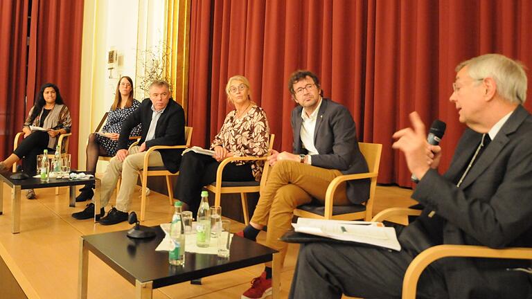 Diskutierten Ziele und Auswirkungen des 'Lieferkettengesetzes“: (von links) Anosha Wahidi, Laura Mandir, Moderator Michael Kleiner, Marion Zinkeler, Martin Wagner und Erzbischof Ludwig Schick.