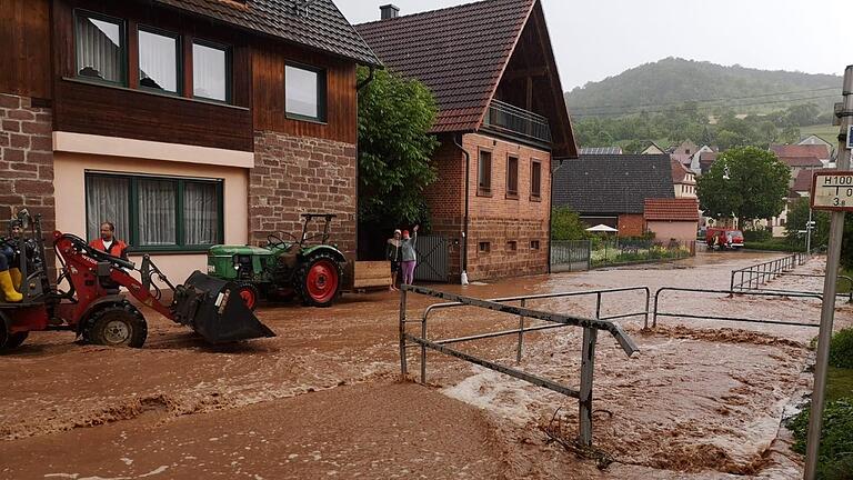 Wenn es in Windheim extrem stark regnet, wird auch der Klingenbach in Diebach zum Fluss.       -  Wenn es in Windheim extrem stark regnet, wird auch der Klingenbach in Diebach zum Fluss.