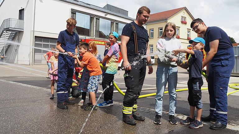 Spritzige Sache: Bei der Niederwerrner Feuerwehr durfte zum Ferienspaß mit dem Schlauch geübt werden.