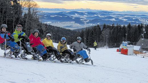 Auf einem Ski die Piste runter